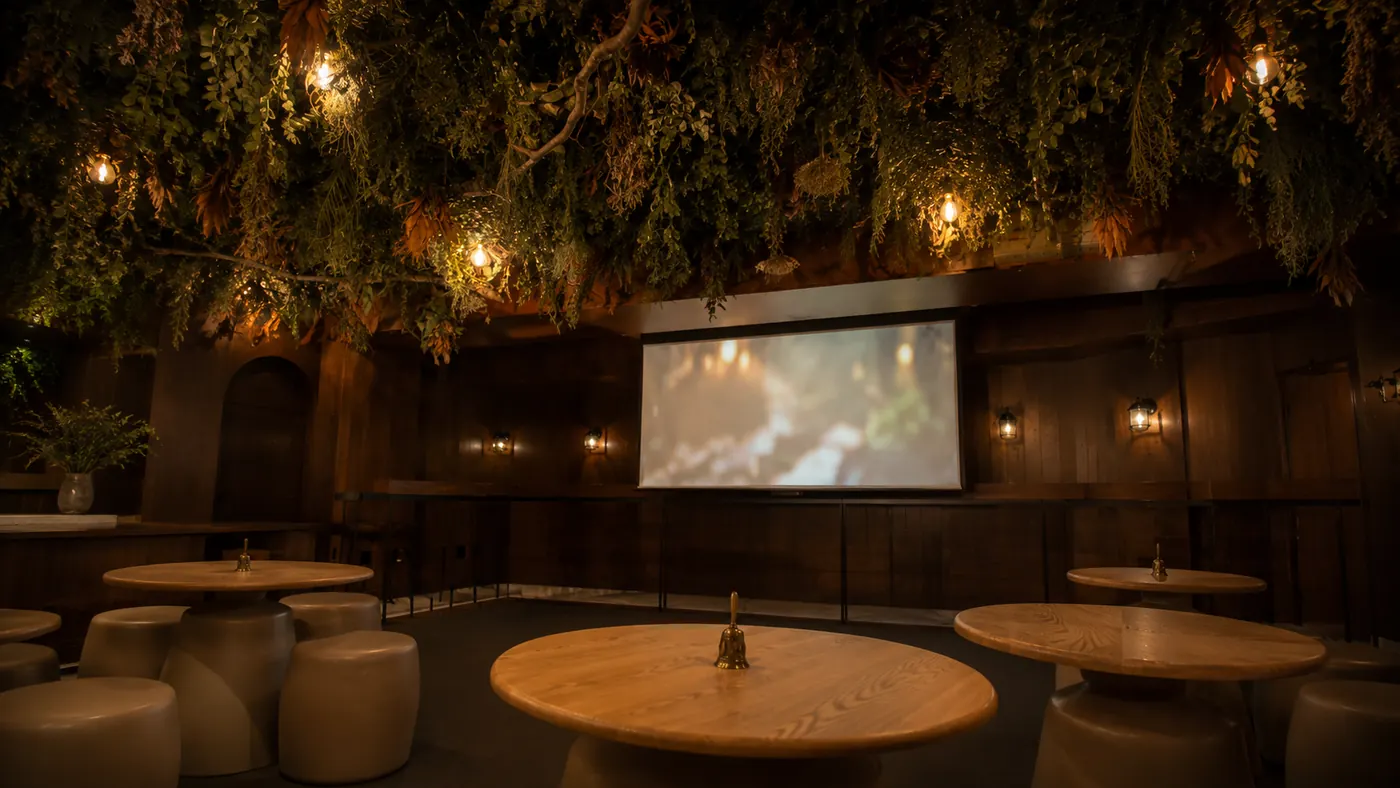 植物の天井とスクリーンがある鍵ノ間の店内